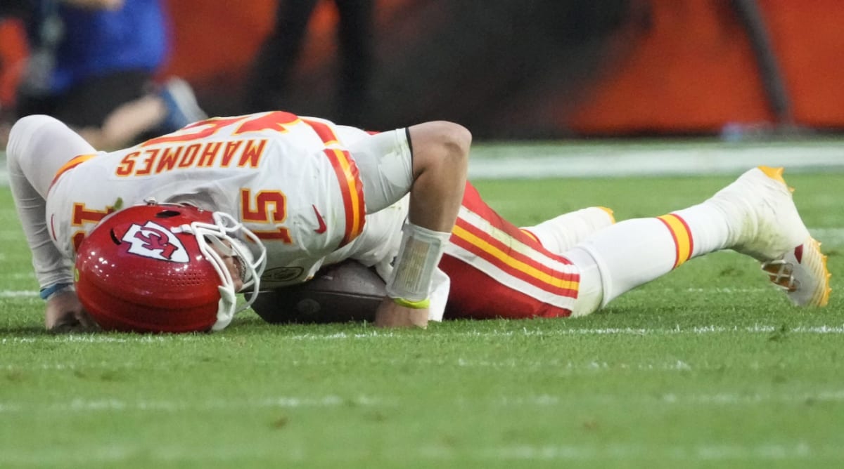 Andy Reid Fears the Worst as Kansas City Chiefs QB Suffers Neck Injury.